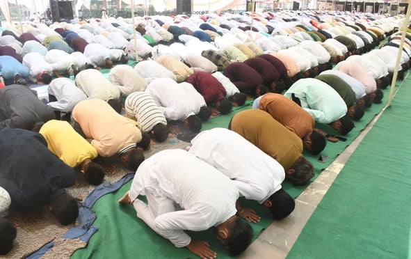 मुल्क में अमन-चैन की दुआ को उठे हजारों हाथ मुल्क में अमन-चैन की दुआ को उठे हजारों हाथ