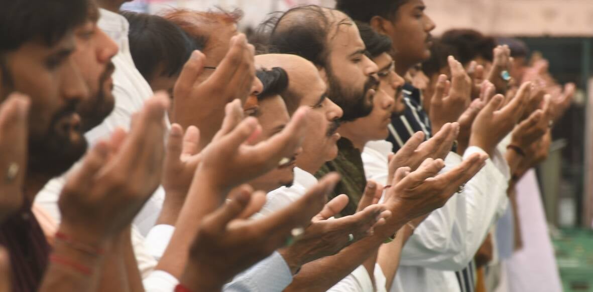 मुल्क में अमन-चैन की दुआ को उठे हजारों हाथ मुल्क में अमन-चैन की दुआ को उठे हजारों हाथ