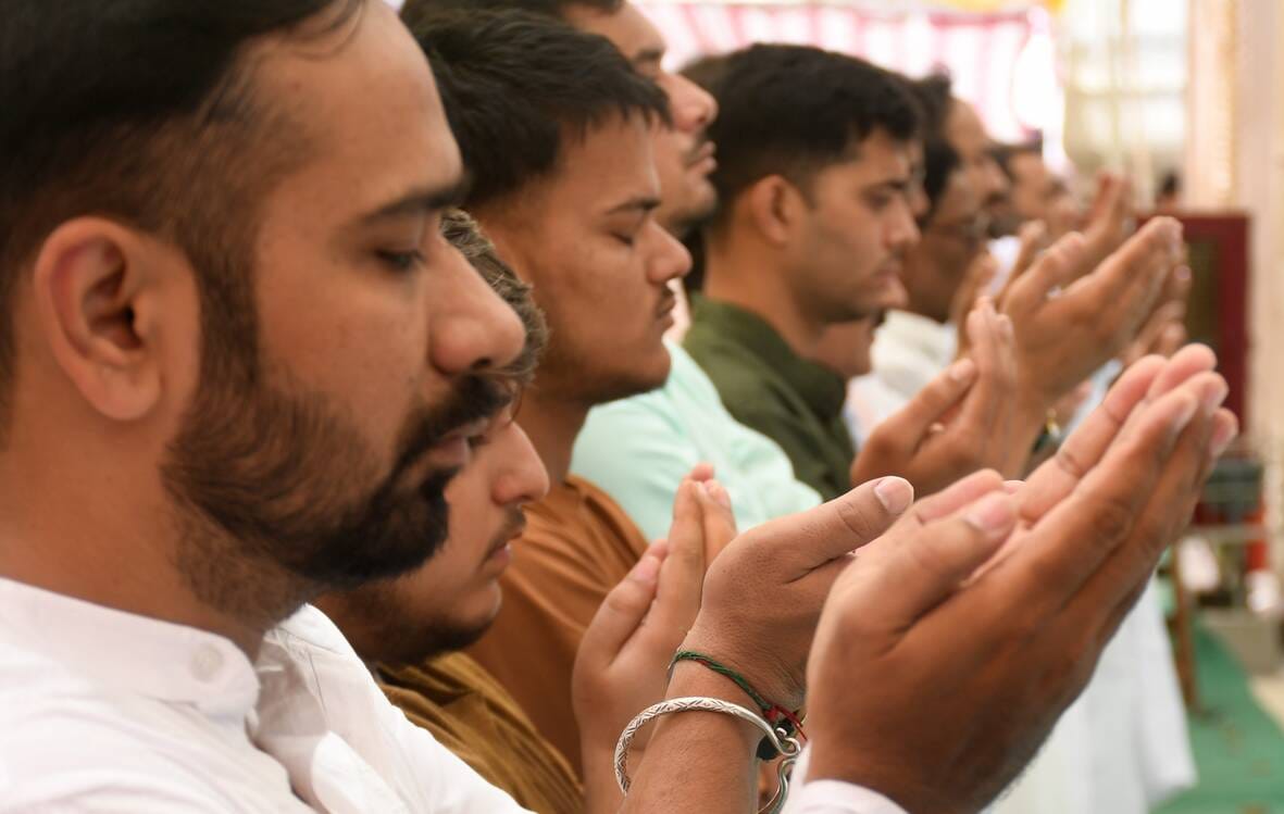 मुल्क में अमन-चैन की दुआ को उठे हजारों हाथ मुल्क में अमन-चैन की दुआ को उठे हजारों हाथ