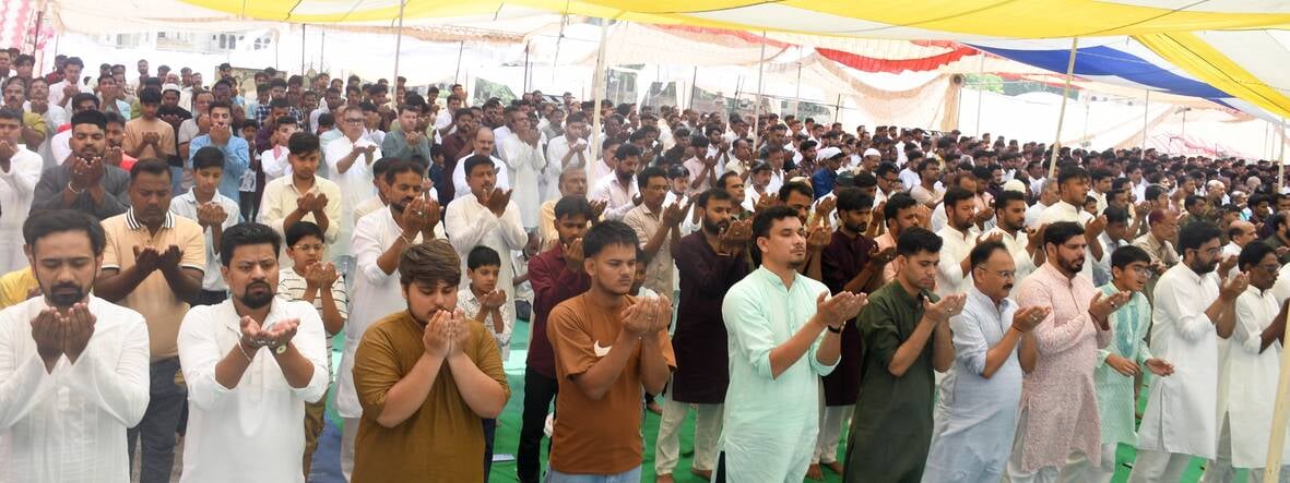 मुल्क में अमन-चैन की दुआ को उठे हजारों हाथ मुल्क में अमन-चैन की दुआ को उठे हजारों हाथ