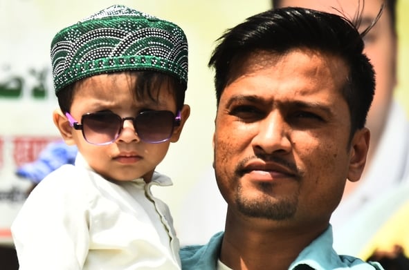 मुल्क में अमन-चैन की दुआ को उठे हजारों हाथ मुल्क में अमन-चैन की दुआ को उठे हजारों हाथ