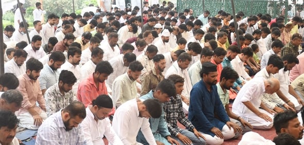 मुल्क में अमन-चैन की दुआ को उठे हजारों हाथ मुल्क में अमन-चैन की दुआ को उठे हजारों हाथ