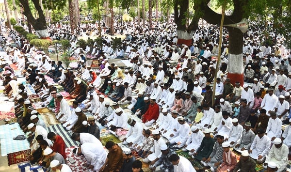 मुल्क में अमन-चैन की दुआ को उठे हजारों हाथ मुल्क में अमन-चैन की दुआ को उठे हजारों हाथ