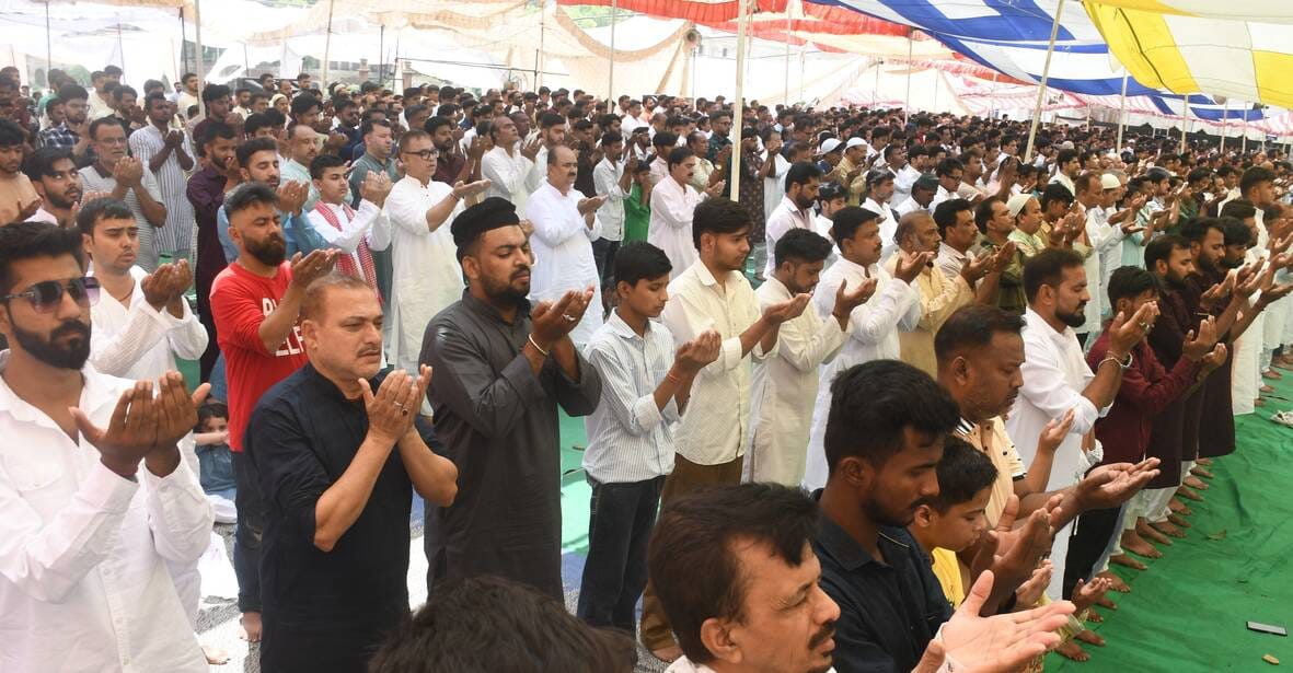 मुल्क में अमन-चैन की दुआ को उठे हजारों हाथ मुल्क में अमन-चैन की दुआ को उठे हजारों हाथ