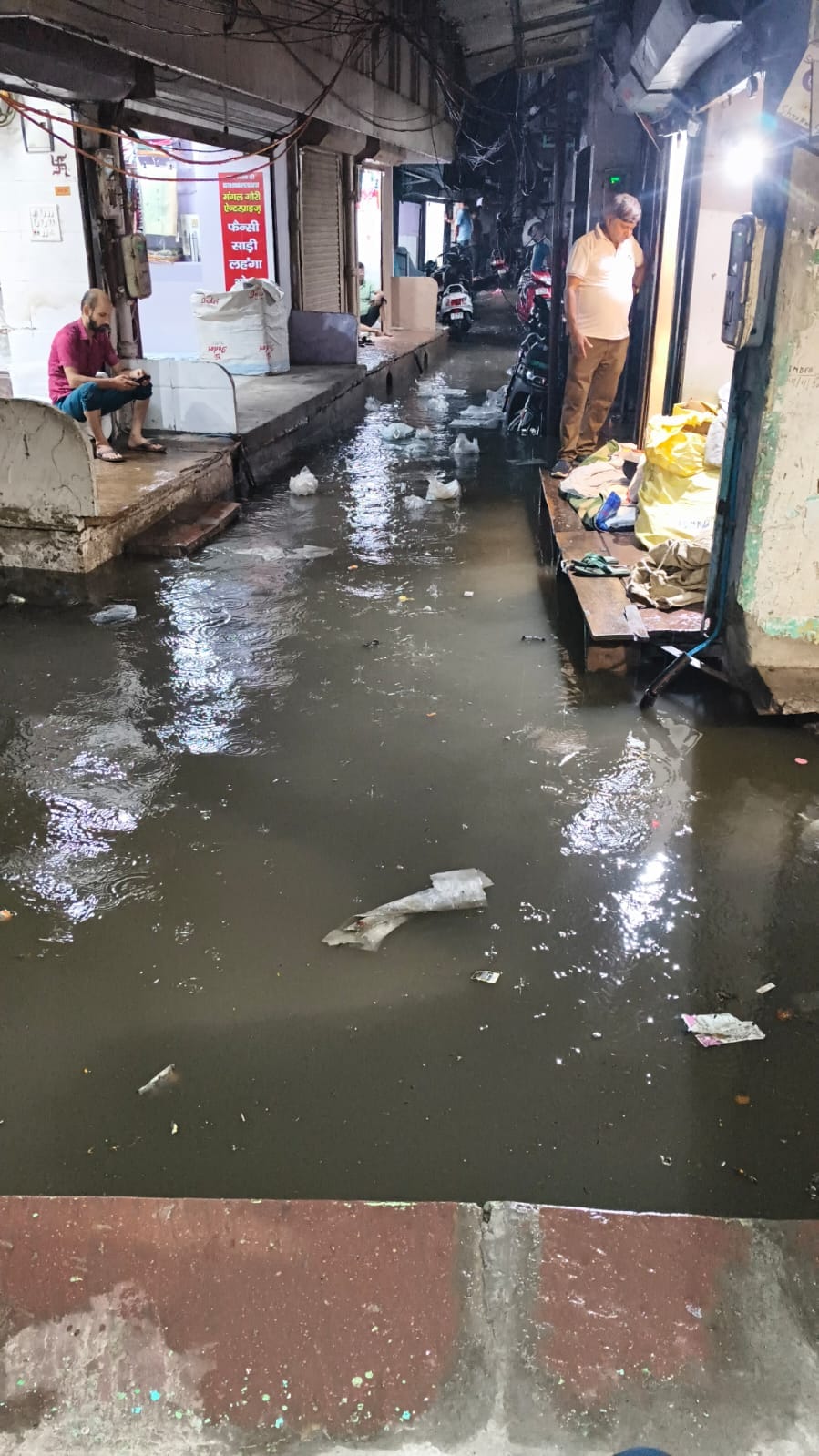 नालों की सफाई की पोल खुली। 