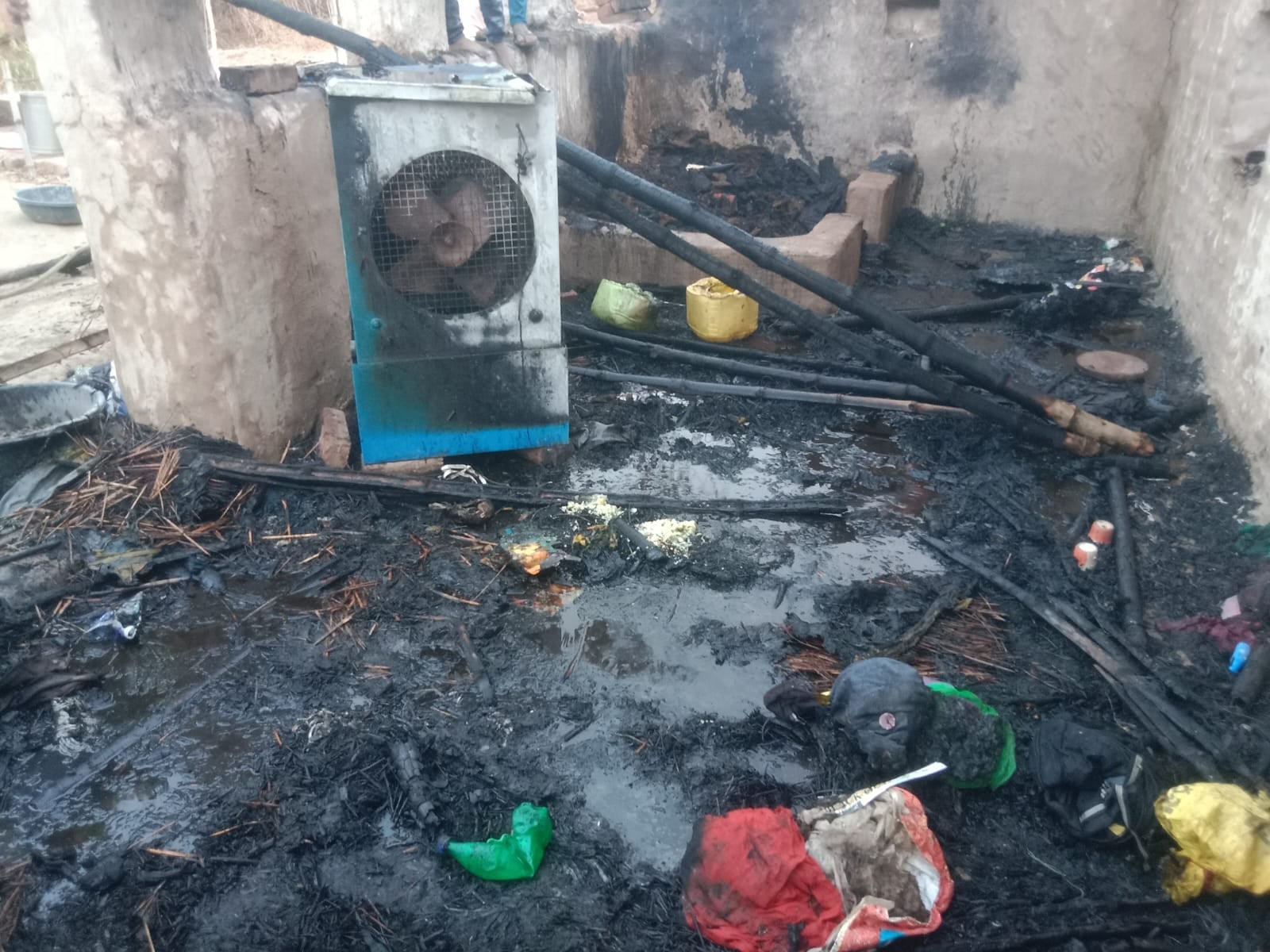 नारीबारी। घर में लगी आग झुलसा पूरा घर नारीबारी। घर में लगी आग झुलसा पूरा घर