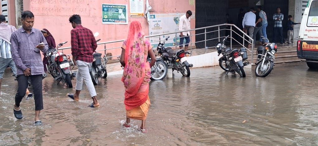 पडरौना शहर के कठकुईया मोड़ सड़क पर भरा बारिश का पानी। संवाद पडरौना शहर के कठकुईया मोड़ सड़क पर भरा बारिश का पानी। संवाद