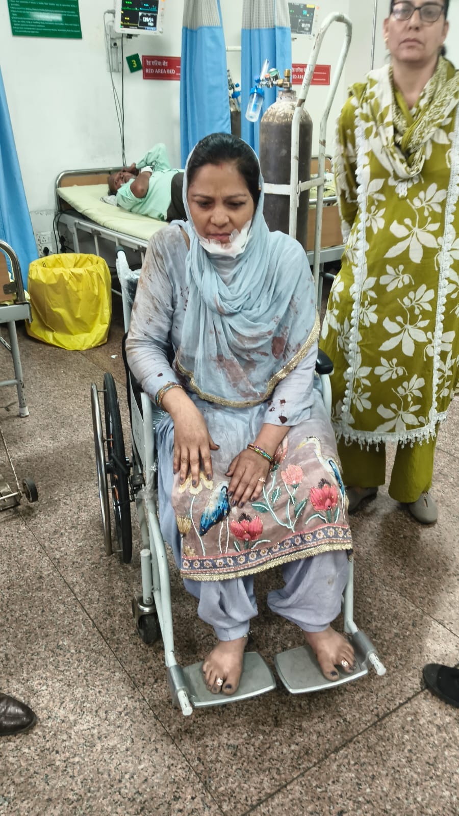 पोस्टमार्टम हाउस के बाहर विलाप करते मृतकों के परिजन। संवाद पोस्टमार्टम हाउस के बाहर विलाप करते मृतकों के परिजन। संवाद
