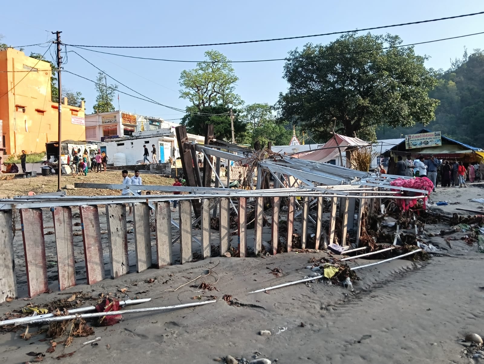सिद्धपीठ शाकंभरी देवी में बाढ़ में बहा ट्रैक्टर। संवाद