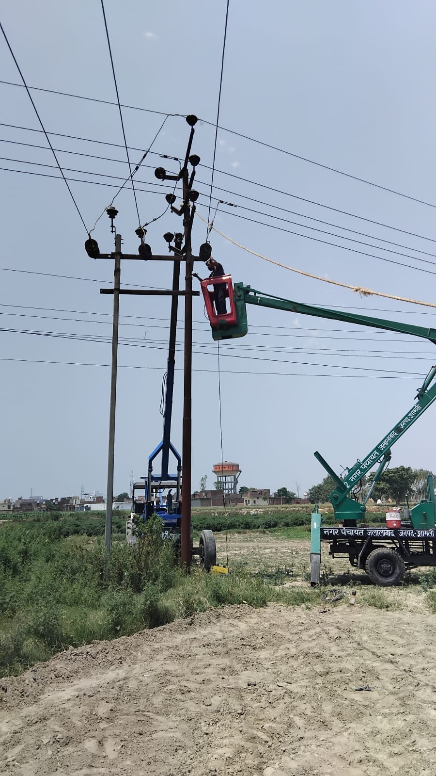 शामली में तूफान से टूटे पेड़। संवाद