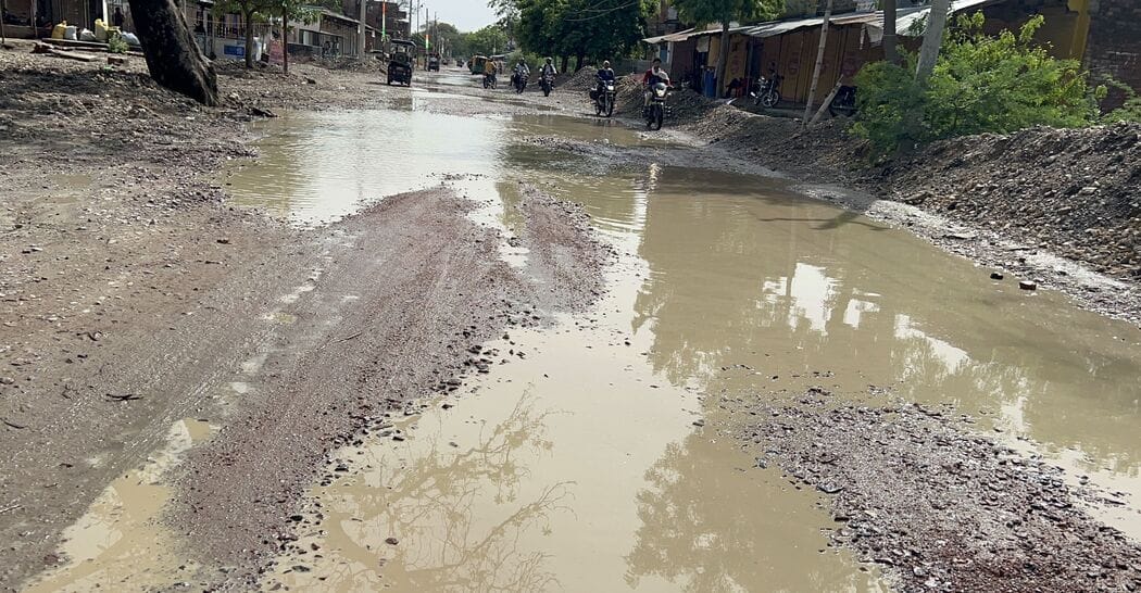 फ़ोटो-05-नौबस्ता रोड पर भरा बारिश का पानी। संवाद फ़ोटो-05-नौबस्ता रोड पर भरा बारिश का पानी। संवाद