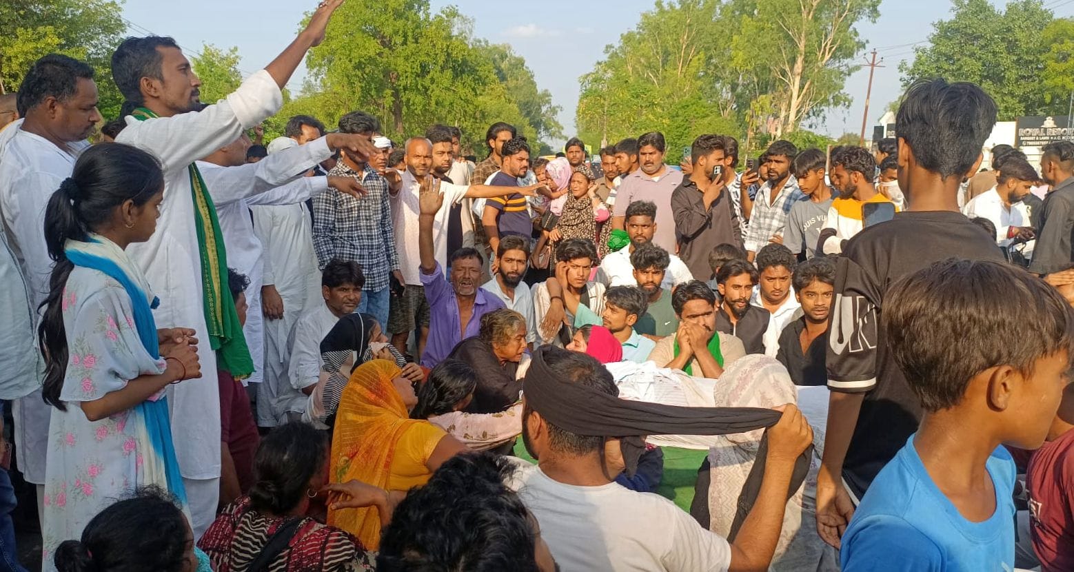 दुबग्गा में हादसे के बाद प्रदर्शन करते ग्रामीण। दुबग्गा में हादसे के बाद प्रदर्शन करते ग्रामीण।