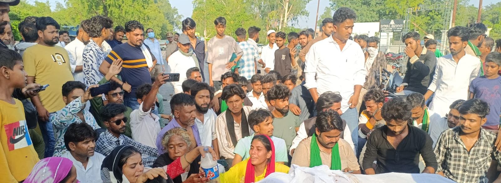 दुबग्गा में हादसे के बाद प्रदर्शन करते ग्रामीण। दुबग्गा में हादसे के बाद प्रदर्शन करते ग्रामीण।