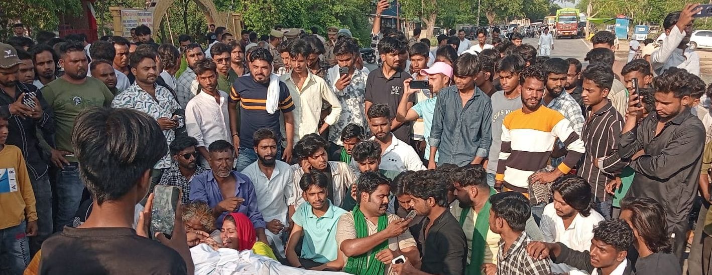 दुबग्गा में हादसे के बाद प्रदर्शन करते ग्रामीण। दुबग्गा में हादसे के बाद प्रदर्शन करते ग्रामीण।