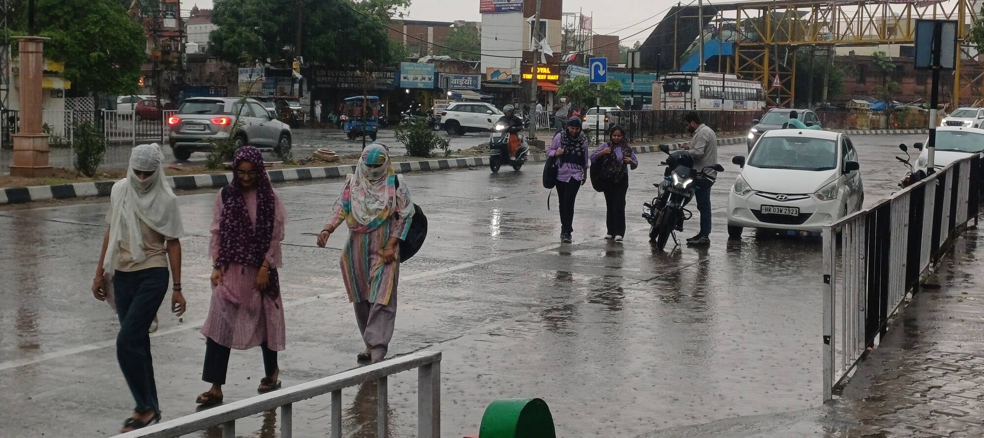 अंबाला छावनी मेंं हो रही झमाझम बरसात में राष्ट्रीय राजमार्ग से गुजरते वाहन। संवाद अंबाला छावनी मेंं हो रही झमाझम बरसात में राष्ट्रीय राजमार्ग से गुजरते वाहन। संवाद