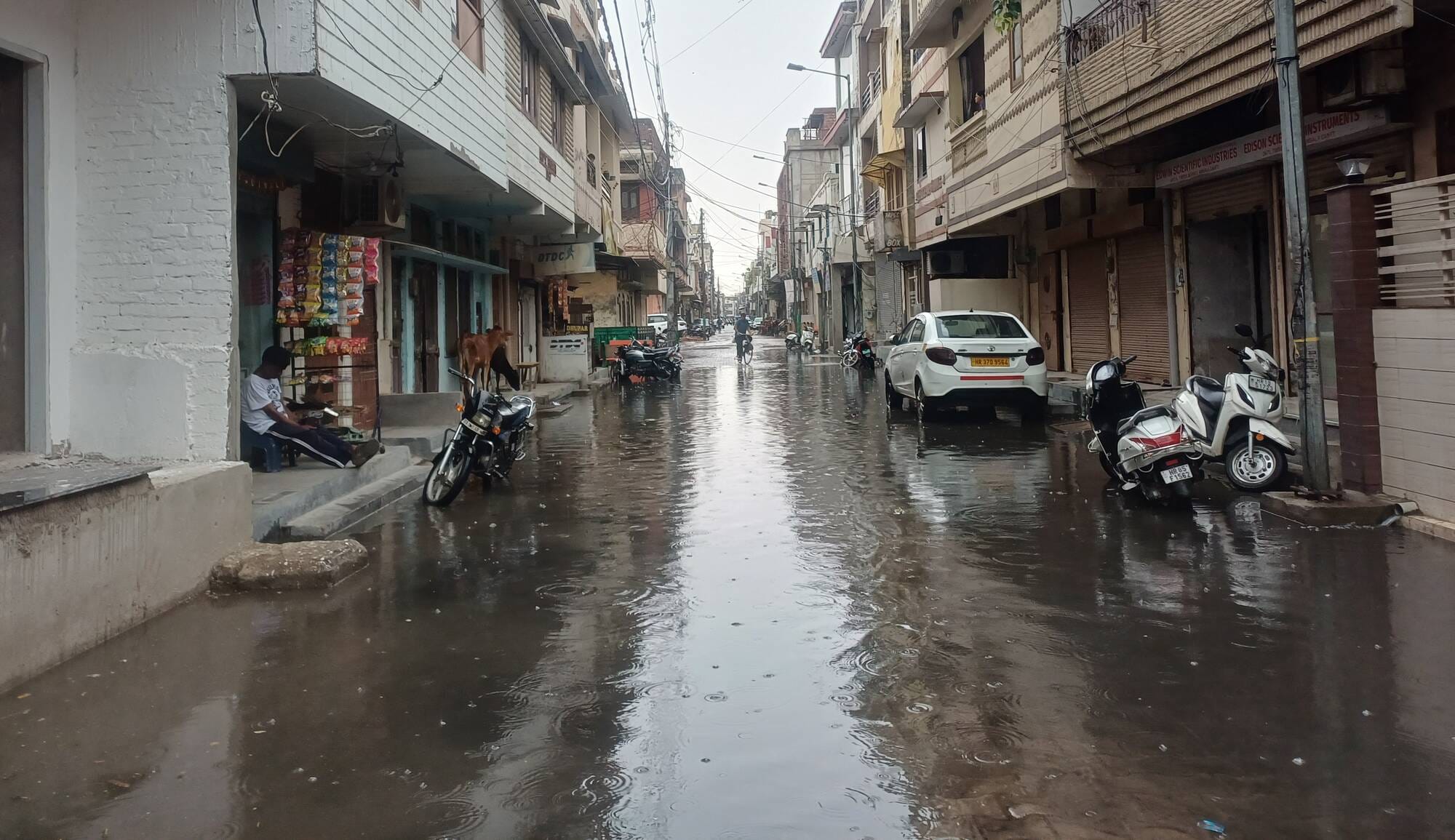 अंबाला छावनी मेंं हो रही झमाझम बरसात में राष्ट्रीय राजमार्ग से गुजरते वाहन। संवाद अंबाला छावनी मेंं हो रही झमाझम बरसात में राष्ट्रीय राजमार्ग से गुजरते वाहन। संवाद