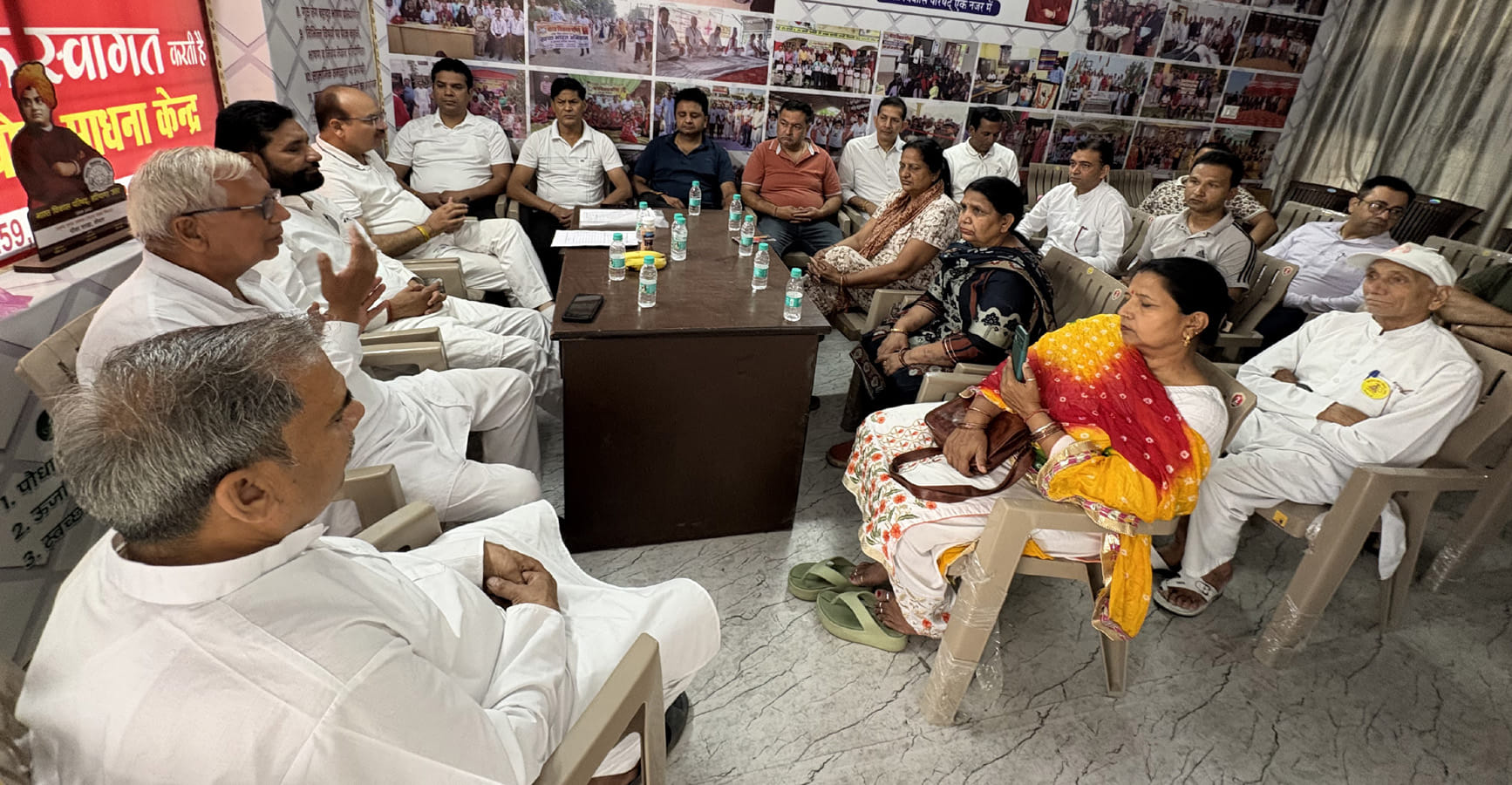 भारतीय योग संस्थान के सदस्य चुनाव बैठक में भाग लेते हुए। भारतीय योग संस्थान के सदस्य चुनाव बैठक में भाग लेते हुए।