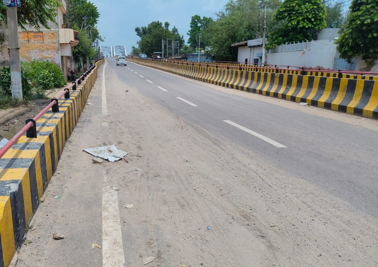 भाड़ावास ओवरबिज्र के पास लगा पोल। संवाद