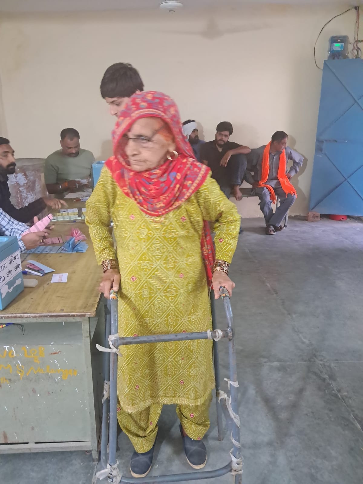 बारिश के दौरान भकेड़ा मतदान केंद्र में कतार में खड़े मतदाता। संवाद बारिश के दौरान भकेड़ा मतदान केंद्र में कतार में खड़े मतदाता। संवाद