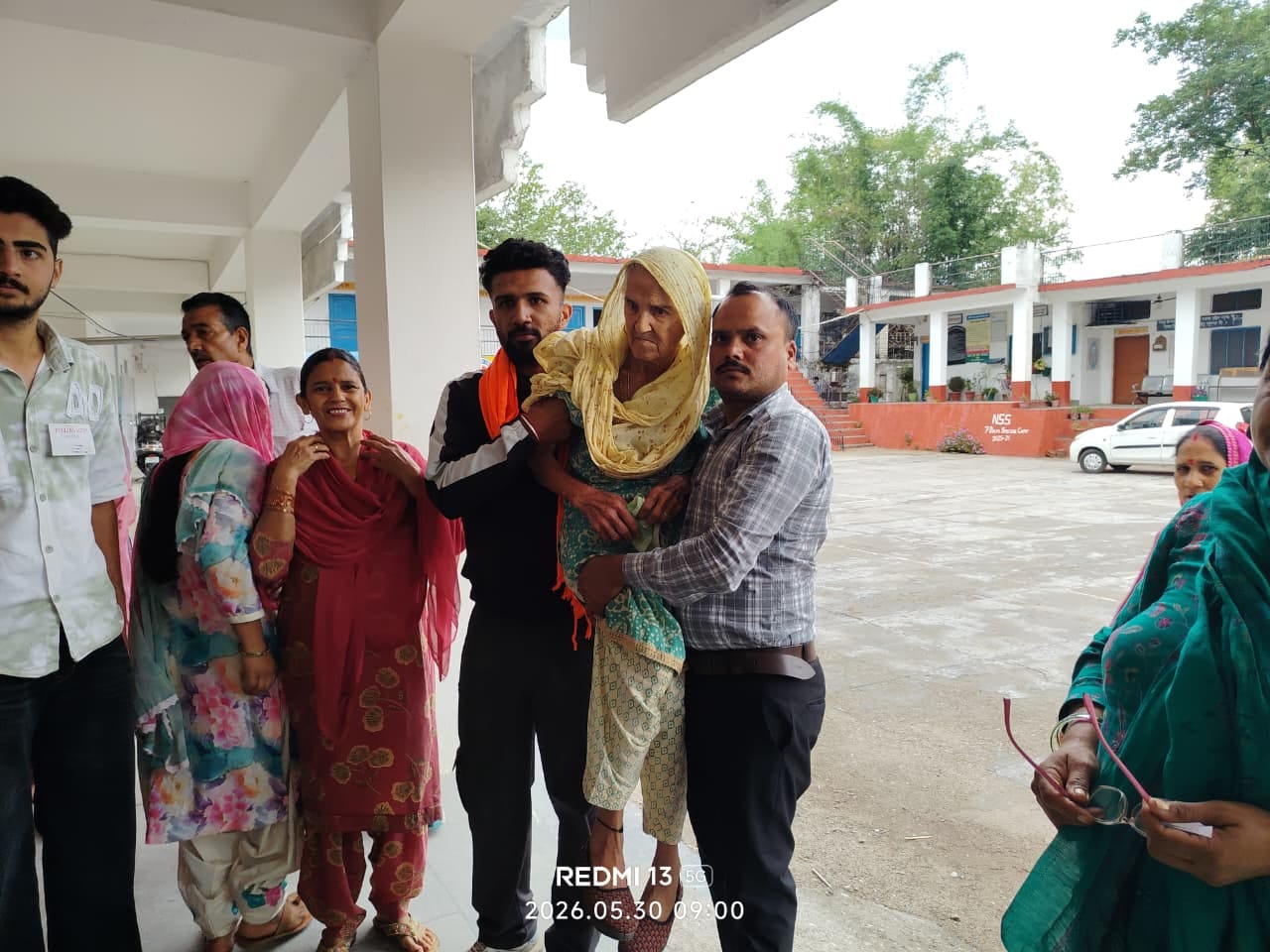 बारिश के दौरान भकेड़ा मतदान केंद्र में कतार में खड़े मतदाता। संवाद बारिश के दौरान भकेड़ा मतदान केंद्र में कतार में खड़े मतदाता। संवाद