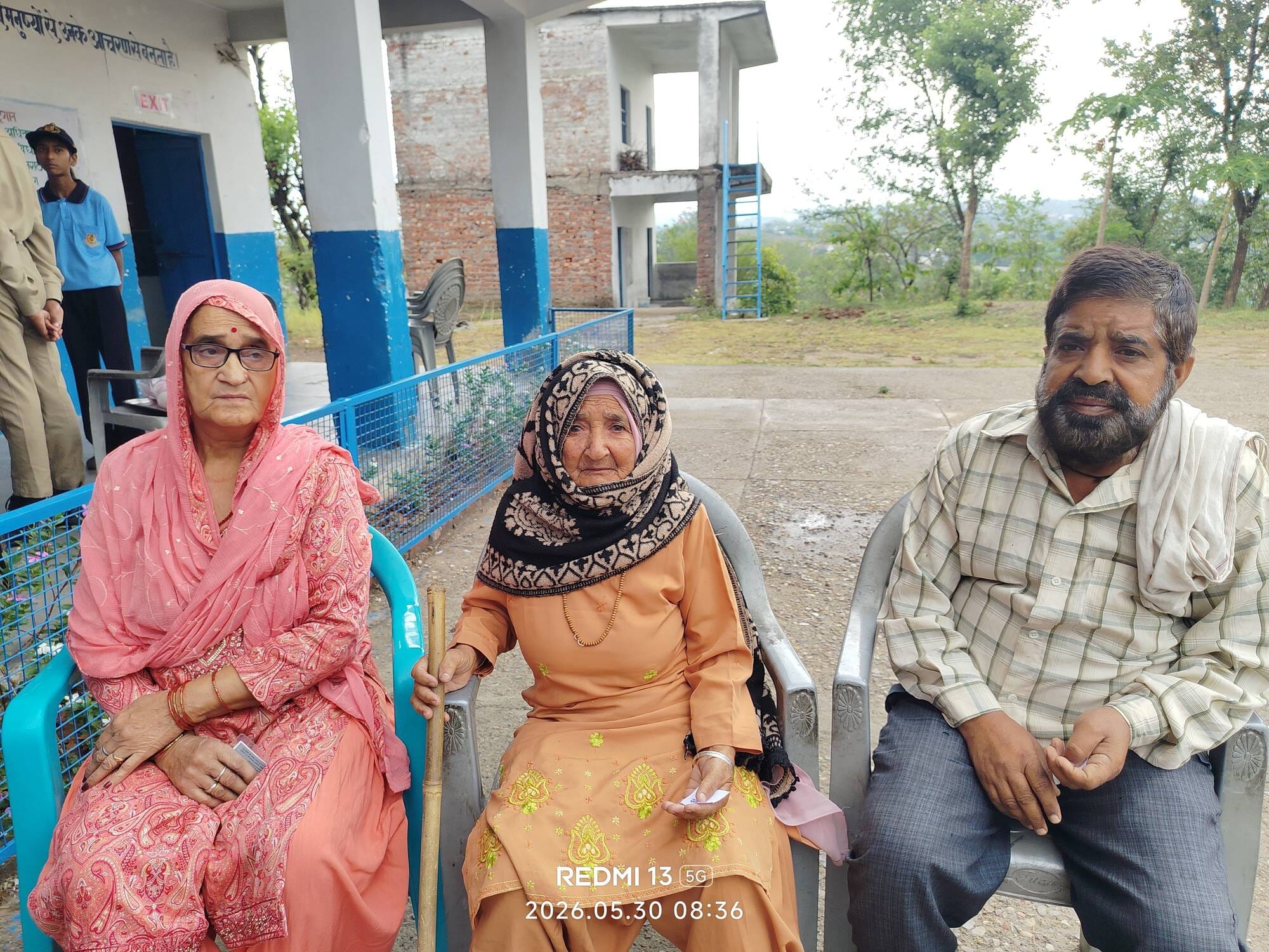 बारिश के दौरान भकेड़ा मतदान केंद्र में कतार में खड़े मतदाता। संवाद बारिश के दौरान भकेड़ा मतदान केंद्र में कतार में खड़े मतदाता। संवाद