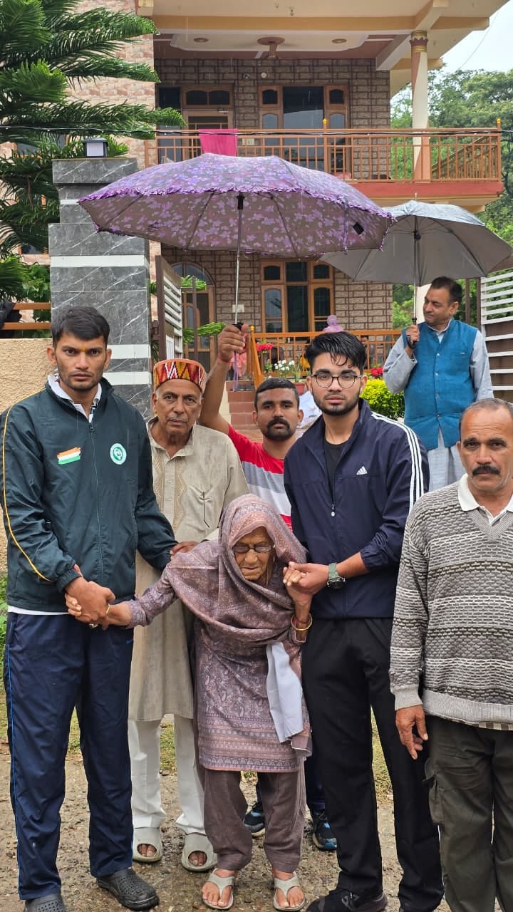 बारिश के दौरान भकेड़ा मतदान केंद्र में कतार में खड़े मतदाता। संवाद बारिश के दौरान भकेड़ा मतदान केंद्र में कतार में खड़े मतदाता। संवाद