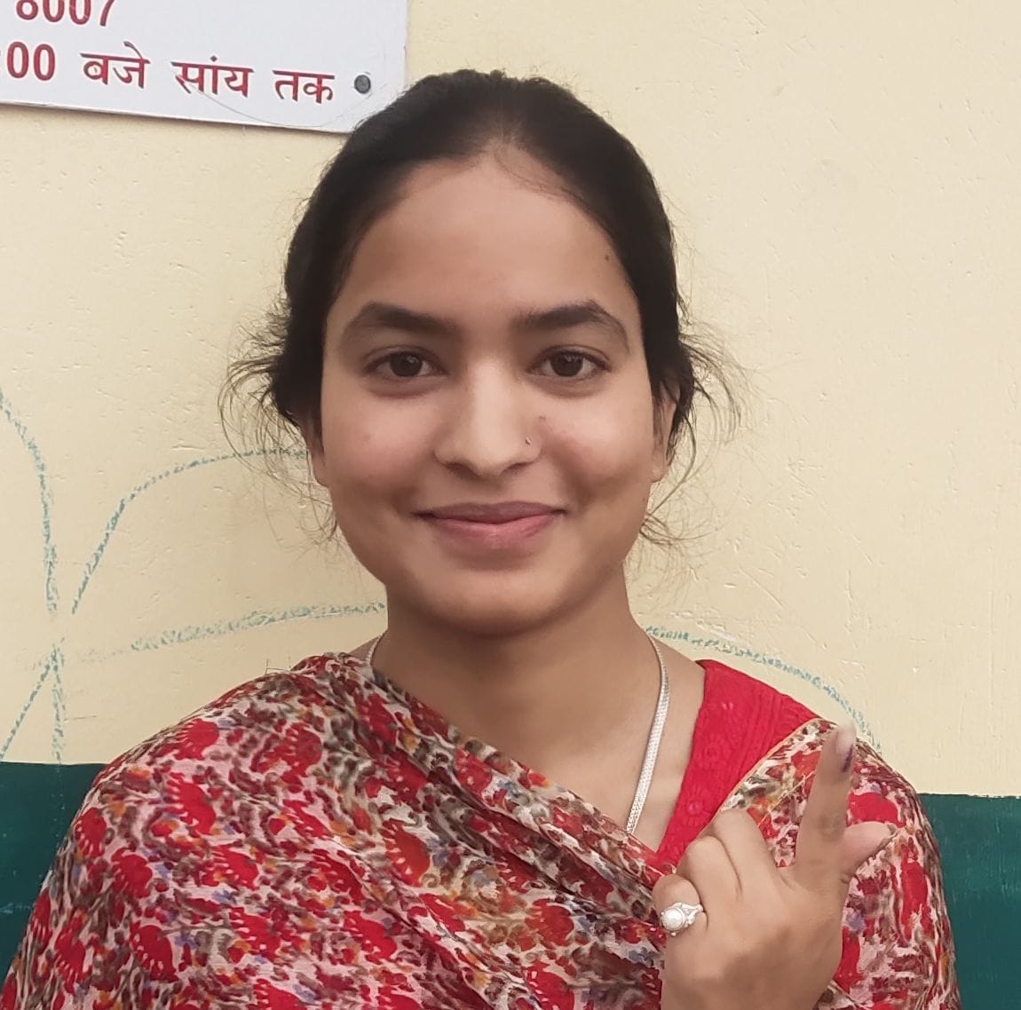 बसाल पंचायत चुनाव के दौरान बारिश के बीच मतदान के लिए जाती महिलाएं। संवाद