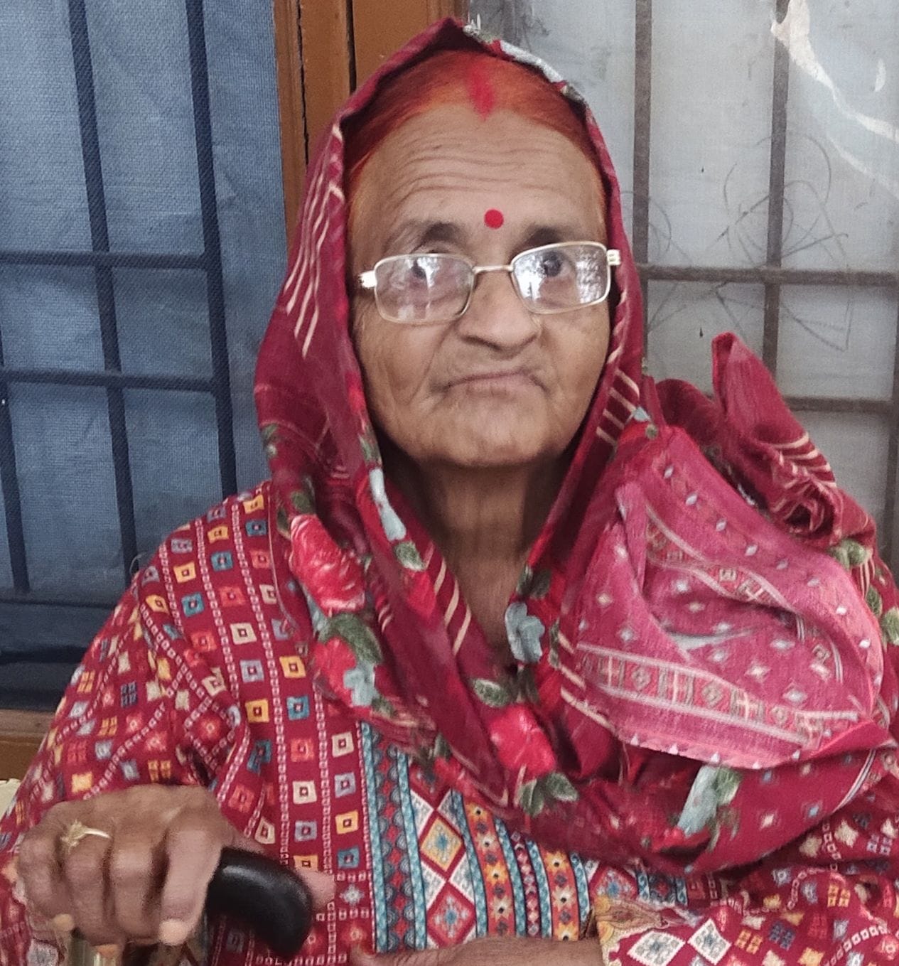 बसाल पंचायत चुनाव के दौरान बारिश के बीच मतदान के लिए जाती महिलाएं। संवाद