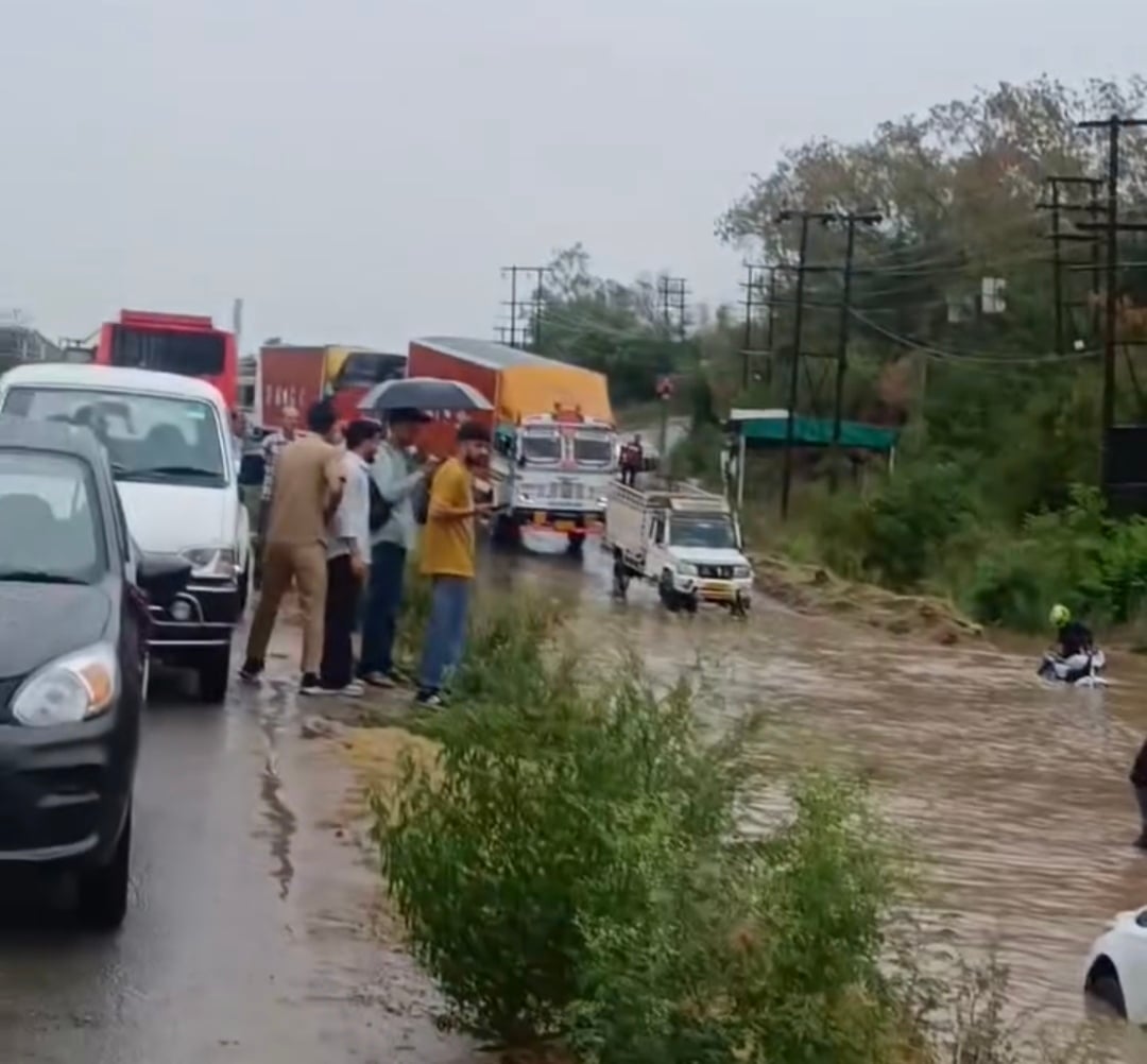 बद्दी के मलपुर के समीप सड़क पर जमा हुआ बारिश का पानी- संवाद। बद्दी के मलपुर के समीप सड़क पर जमा हुआ बारिश का पानी- संवाद।