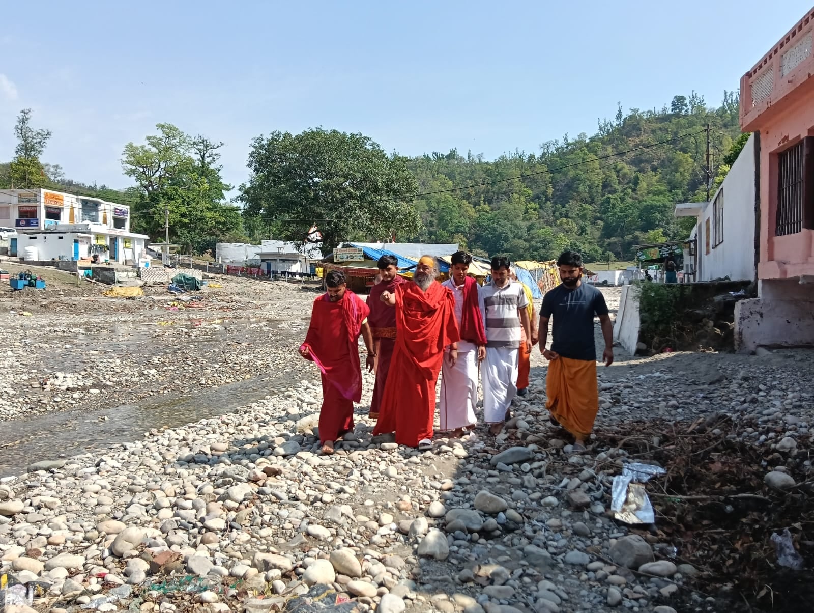 बाढ़ के बाद बंद पड़ा सिद्धपीठ श्री शाकंभरी देवी का मुख्य गेट। संवाद बाढ़ के बाद बंद पड़ा सिद्धपीठ श्री शाकंभरी देवी का मुख्य गेट। संवाद
