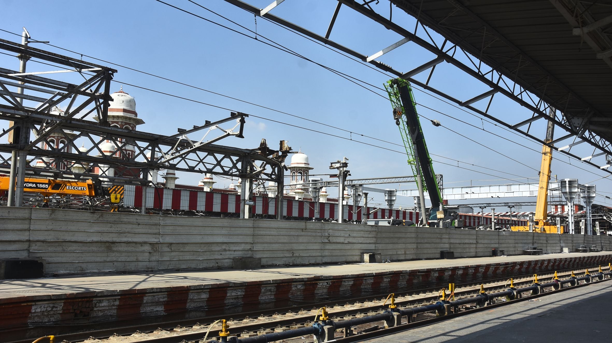 चारबाग में प्लेटफार्म पर ठप रही ट्रेनों की आवाजाही।