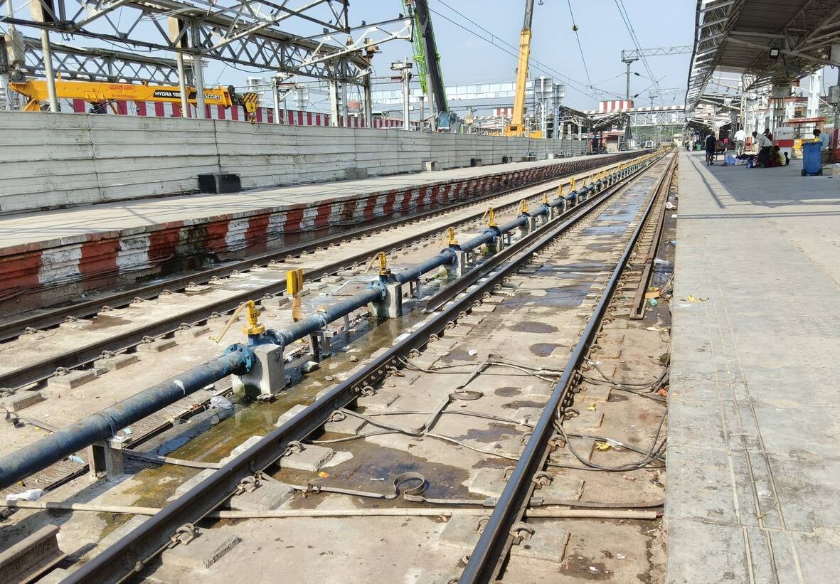 चारबाग में प्लेटफार्म पर ठप रही ट्रेनों की आवाजाही।