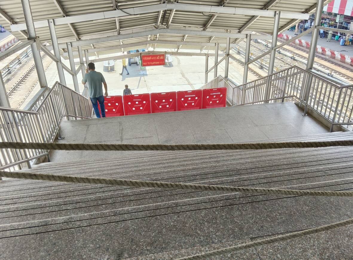 चारबाग में प्लेटफार्म पर ठप रही ट्रेनों की आवाजाही।
