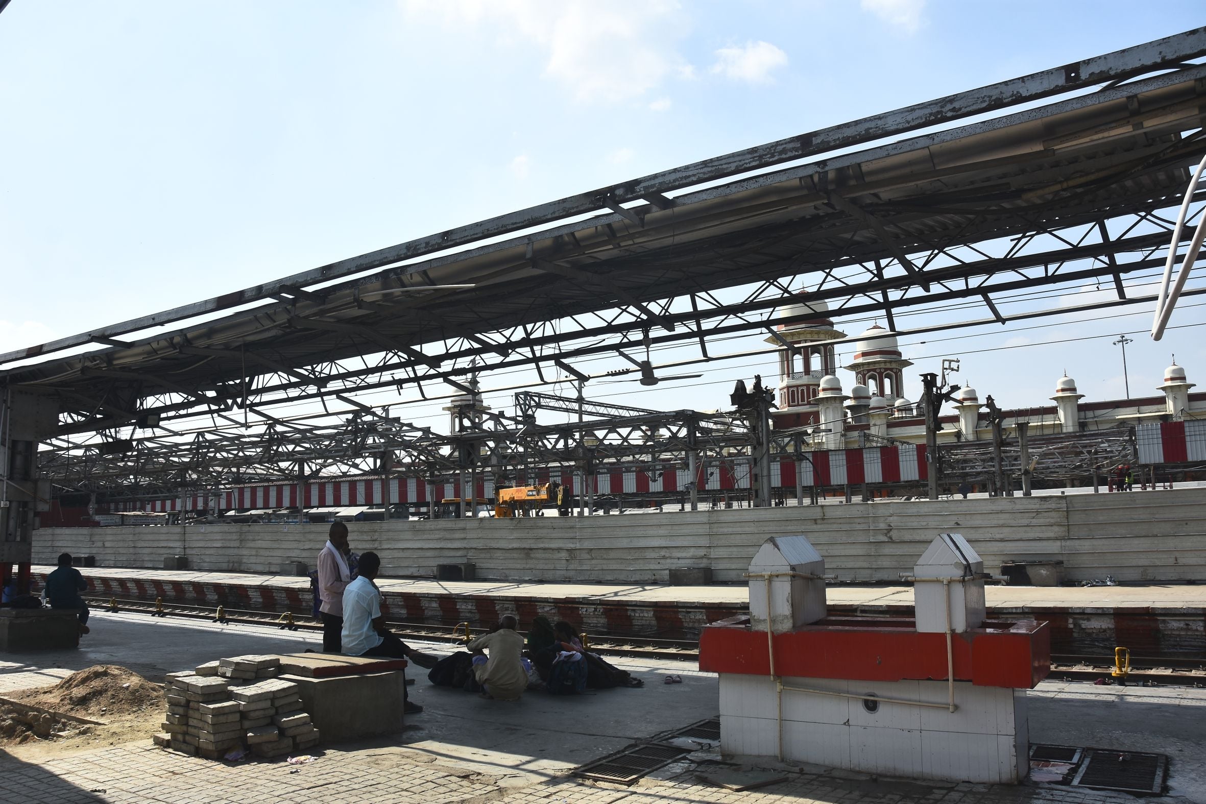 चारबाग में प्लेटफार्म पर ठप रही ट्रेनों की आवाजाही।