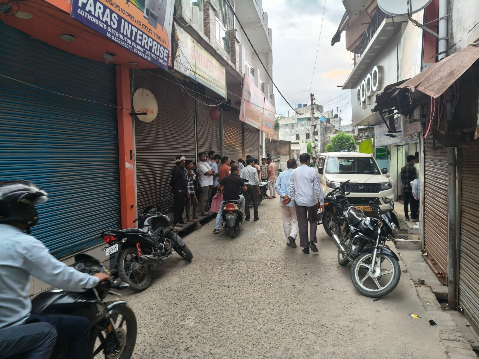 छापे के दौरान जीएसटी एसआईबी के अधिकारी व व्यापारी। संवाद
