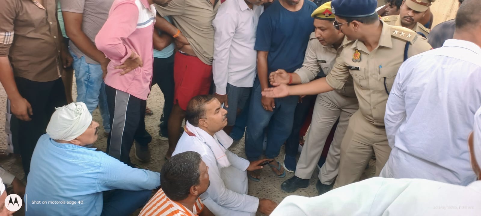 डीसीपी ग्रामीण घटनास्थल का निरीक्षण करते हुए। संवाद डीसीपी ग्रामीण घटनास्थल का निरीक्षण करते हुए। संवाद