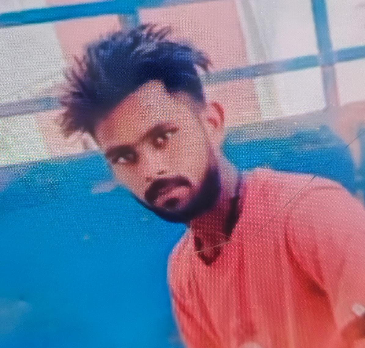 फैक्टरी के बाद बैठी महिलाएं। संवाद फैक्टरी के बाद बैठी महिलाएं। संवाद