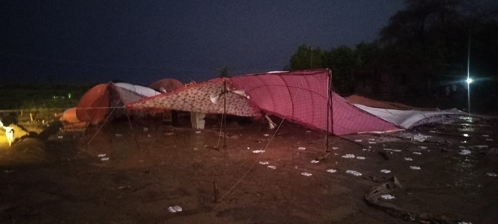 फोटो 01 शहर के दर्शन महाविद्यालय के सामने उड़ा पड़ा टीन। संवाद फोटो 01 शहर के दर्शन महाविद्यालय के सामने उड़ा पड़ा टीन। संवाद