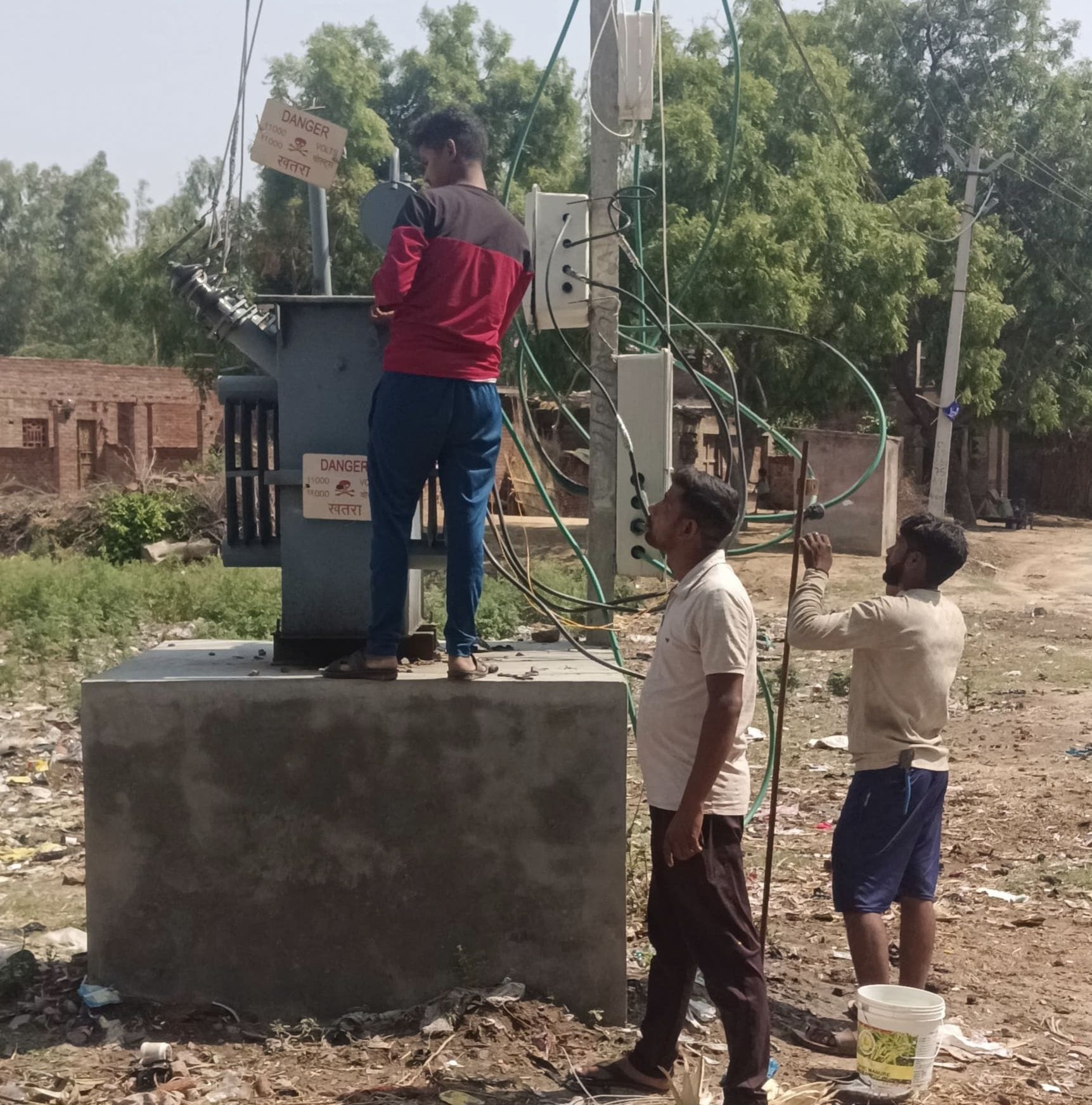 फोटो-17-फोटो-हरदोई-उन्नाव मार्ग पर विद्युत लाइन के ऊपर गिरा पड़ा पेड़। संवाद