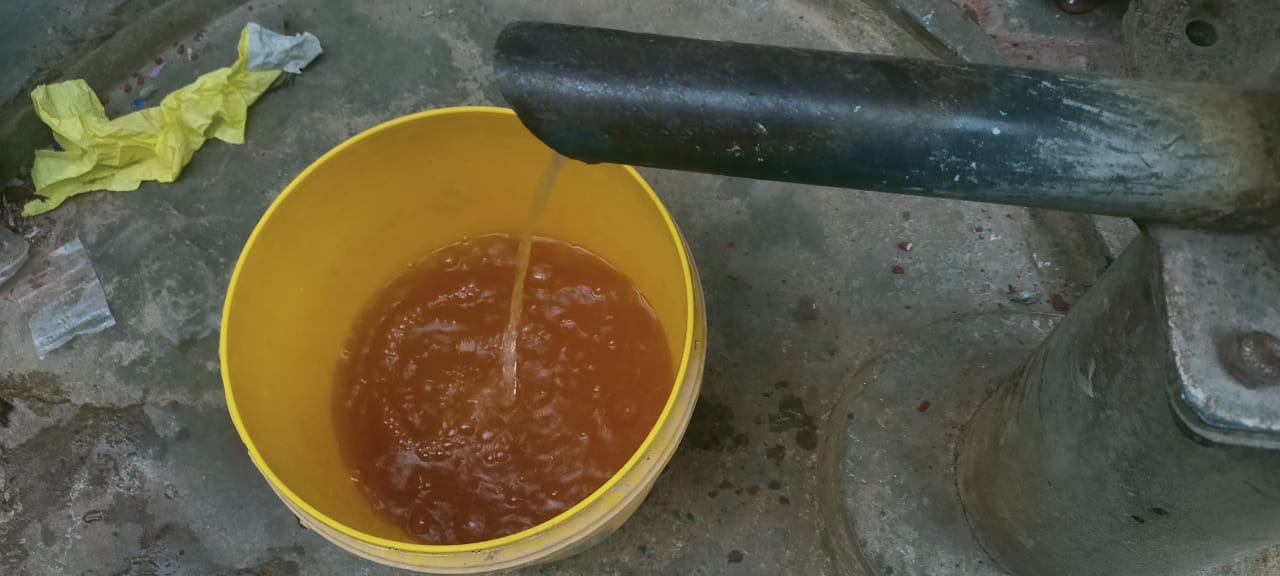 फोटो-22 मोहल्ला पलरिया में बिजली न होने से हैंडपंप पर पानी के लिए लगी भीड़। संवाद फोटो-22 मोहल्ला पलरिया में बिजली न होने से हैंडपंप पर पानी के लिए लगी भीड़। संवाद