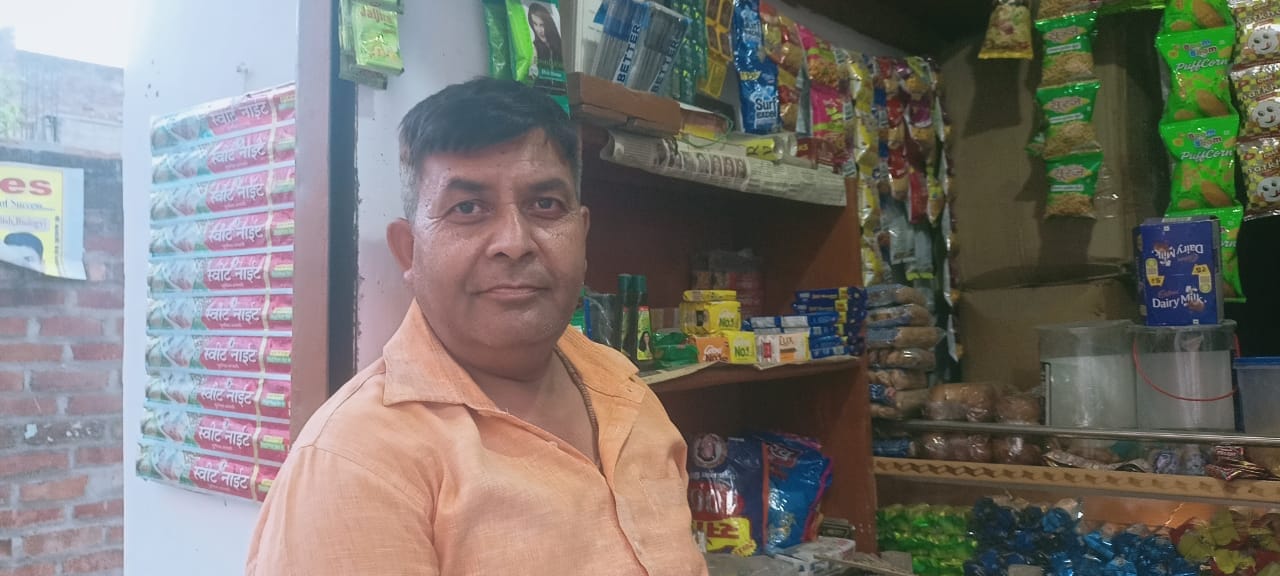 फोटो-22 मोहल्ला पलरिया में बिजली न होने से हैंडपंप पर पानी के लिए लगी भीड़। संवाद फोटो-22 मोहल्ला पलरिया में बिजली न होने से हैंडपंप पर पानी के लिए लगी भीड़। संवाद