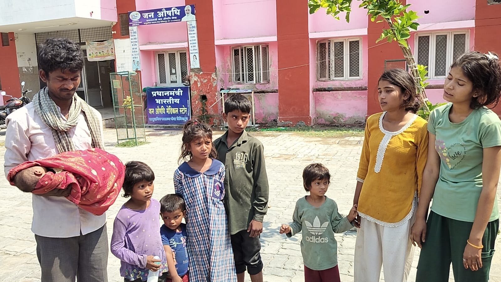फोटो-29- परिजन को समझाते थाना प्रभारी निरीक्षक पंकज मिश्रा मौजूद फोर्स। संवाद फोटो-29- परिजन को समझाते थाना प्रभारी निरीक्षक पंकज मिश्रा मौजूद फोर्स। संवाद