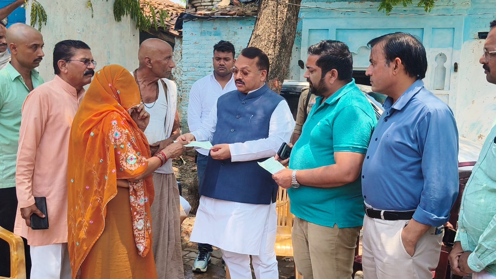 फोटो 31 एचएएमपी 11- पुल हादसे में मृतक पुष्पेंद्र के पिता को सहायता राशि देते सांसद व एसडीएम स फोटो 31 एचएएमपी 11- पुल हादसे में मृतक पुष्पेंद्र के पिता को सहायता राशि देते सांसद व एसडीएम स