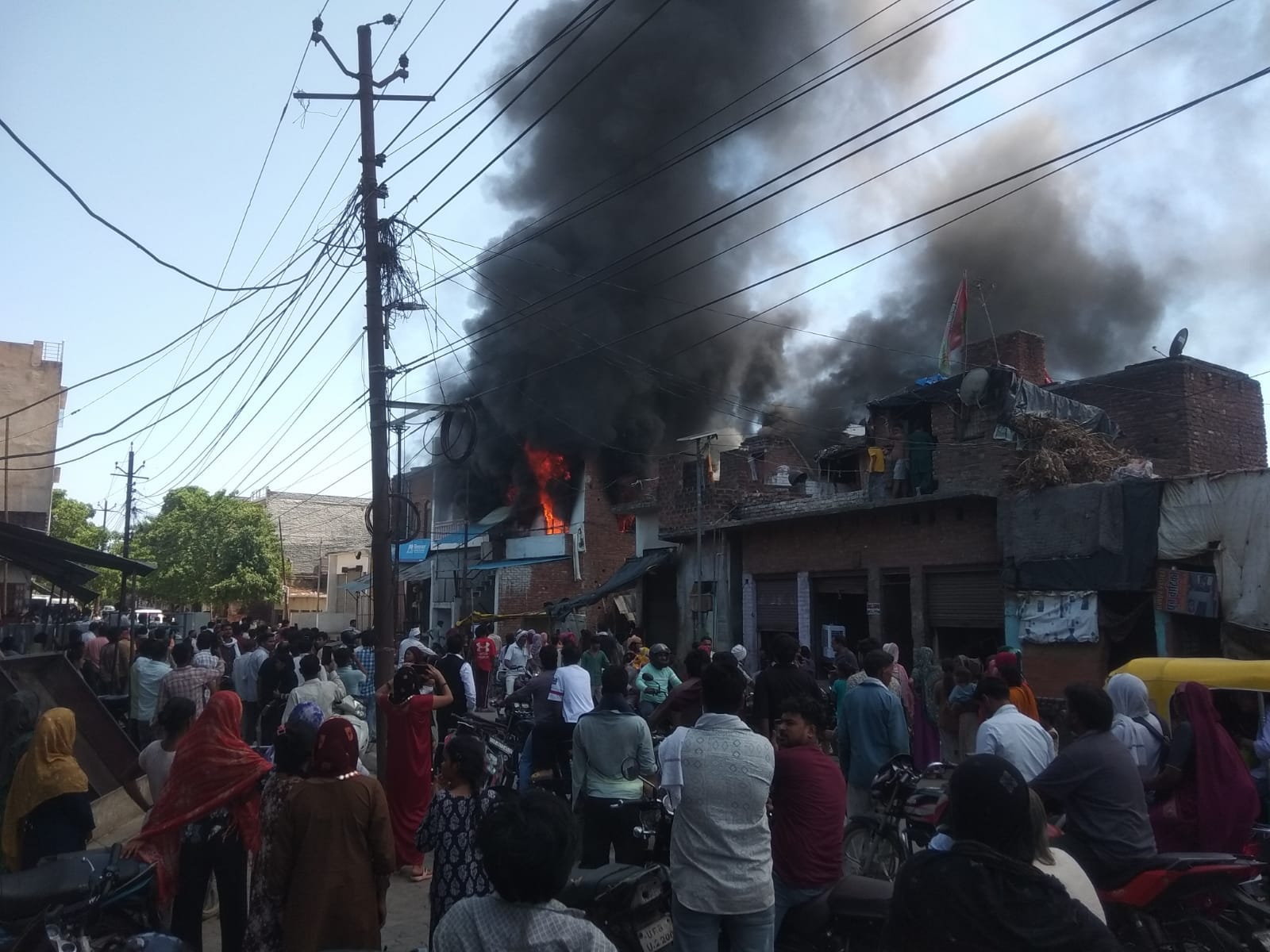 फोटो18 फर्नीचर की दुकान से उठतीं आग की लपटें। संवाद फोटो18 फर्नीचर की दुकान से उठतीं आग की लपटें। संवाद