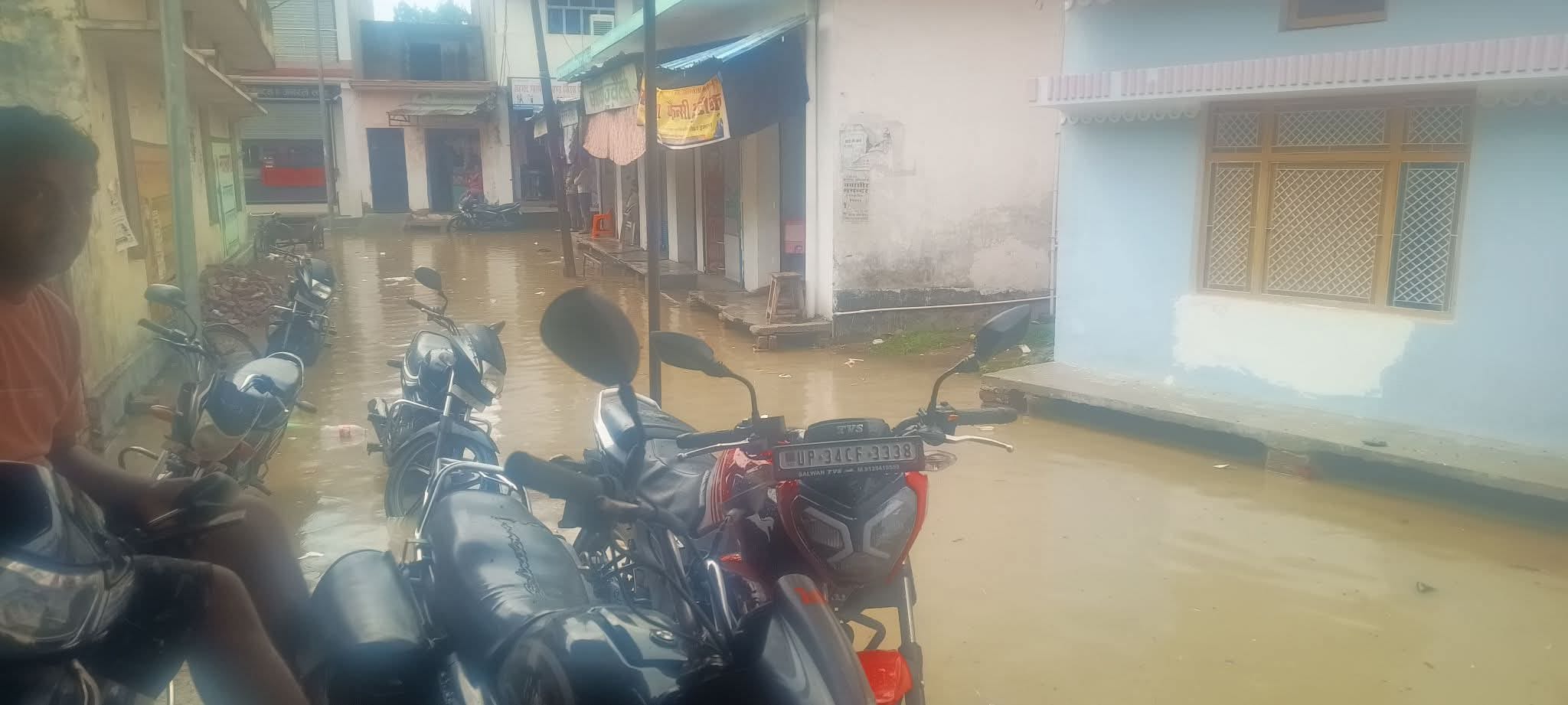 गोला में सिनेमा मार्ग पर जलभराव से निकलते वाहन। संवाद गोला में सिनेमा मार्ग पर जलभराव से निकलते वाहन। संवाद