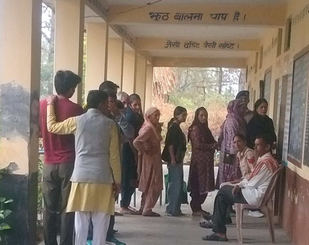 ग्राम पंचायत सकरोह के वार्ड नंबर सात में पहला मतदान देने के बाद अंगुली पर लगा निशान दिखाते हुए ग्राम पंचायत सकरोह के वार्ड नंबर सात में पहला मतदान देने के बाद अंगुली पर लगा निशान दिखाते हुए