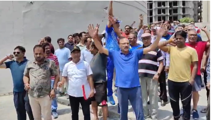 ग्रेटर नोएडा के गोदरेज गोल्फ लिंक सोसाइटी के बाहर अपनी मांगो को लेकर प्रदर्शन करते निवासी ।  अम