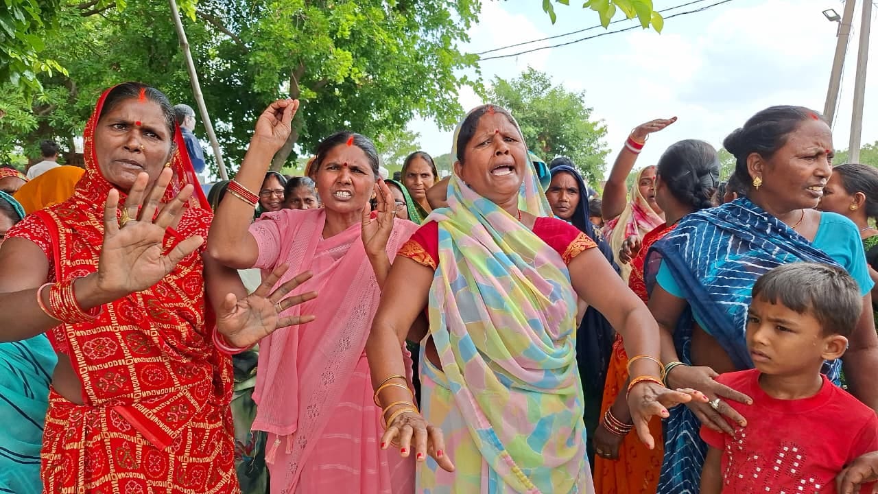 घोसी क्षेत्र के पिढ़वल गांव में डा भीम राव आंबेडकर की प्रतिमा के पास स्थित पिलर को हटाने का विर घोसी क्षेत्र के पिढ़वल गांव में डा भीम राव आंबेडकर की प्रतिमा के पास स्थित पिलर को हटाने का विर