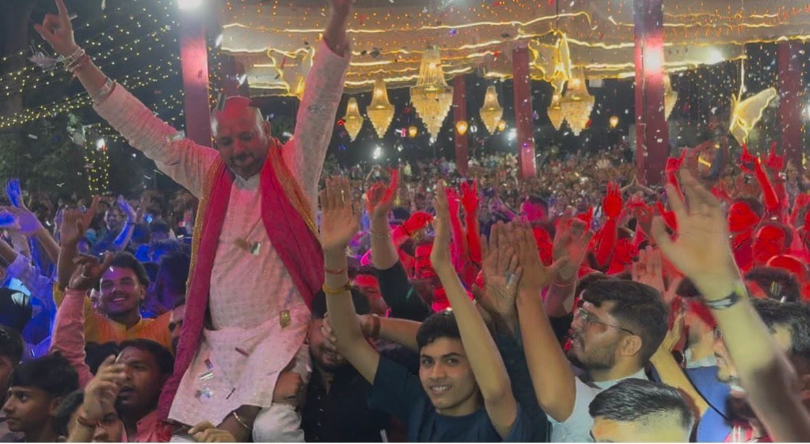 कोलर में आयोजित जागरण में मां भगवती की तस्वीर भेंट करते श्रद्धालु। संवाद कोलर में आयोजित जागरण में मां भगवती की तस्वीर भेंट करते श्रद्धालु। संवाद