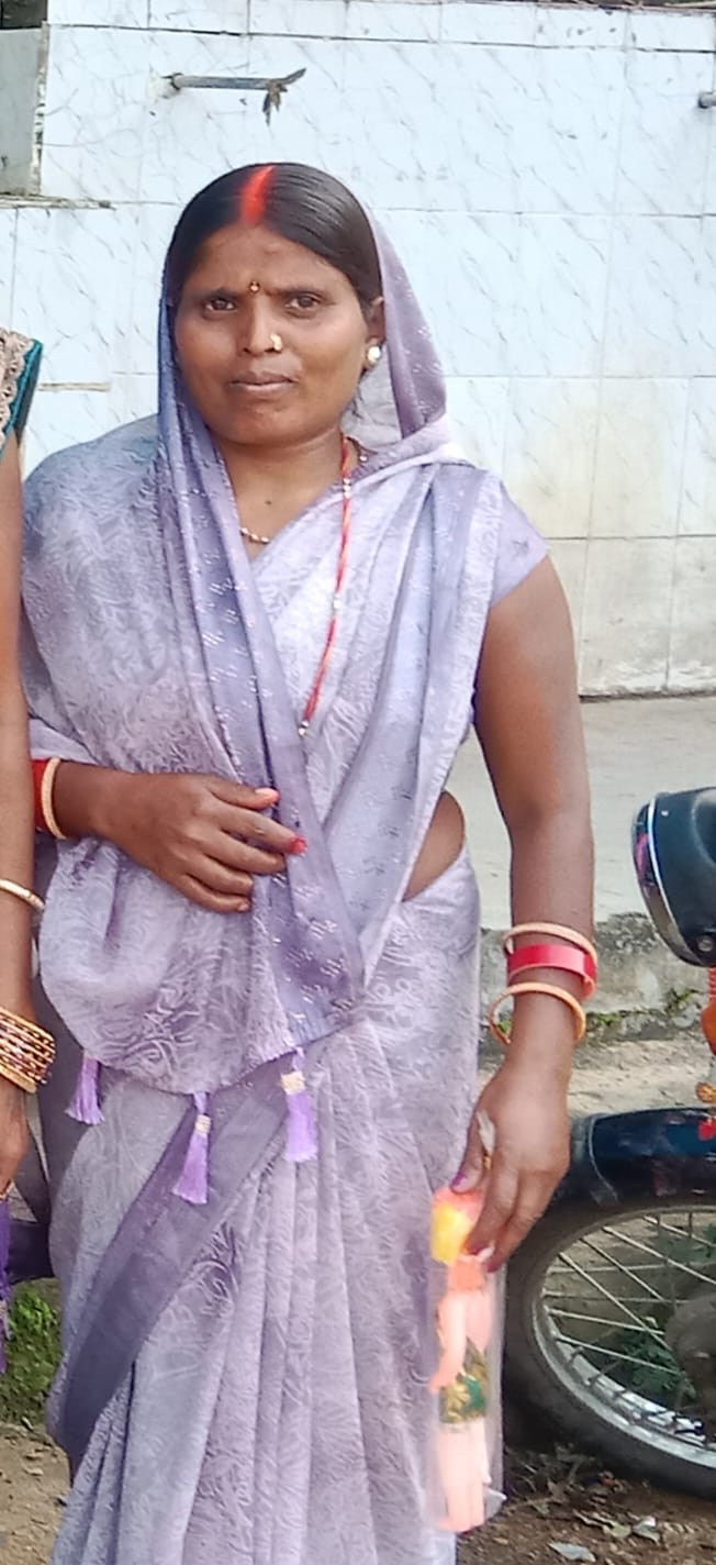 कोन में प्रसूता की मौत के बाद निजी अस्पताल क़ो सील करती टीम और घटना के बाद जुटी भीड़।